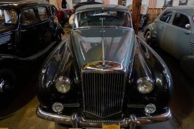 Mesto, Çek Cumhuriyeti - 16 Nisan 2022 - İlkbaharın başında KovoZoo bölgesinde tarihi araba ve motosikletlerin yer aldığı uzun vadeli bir sergi                                