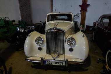 Mesto, Çek Cumhuriyeti - 16 Nisan 2022 - İlkbaharın başında KovoZoo bölgesinde tarihi araba ve motosikletlerin yer aldığı uzun vadeli bir sergi                                