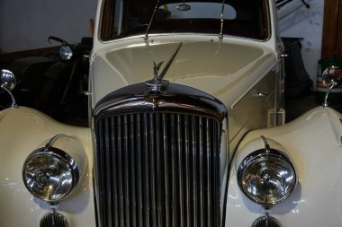 Mesto, Çek Cumhuriyeti - 16 Nisan 2022 - İlkbaharın başında KovoZoo bölgesinde tarihi araba ve motosikletlerin yer aldığı uzun vadeli bir sergi                                