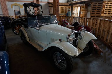 Mesto, Çek Cumhuriyeti - 16 Nisan 2022 - İlkbaharın başında KovoZoo bölgesinde tarihi araba ve motosikletlerin yer aldığı uzun vadeli bir sergi                                