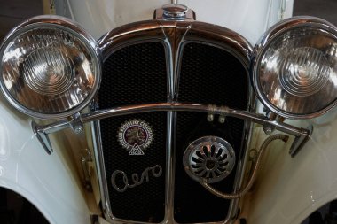 Mesto, Çek Cumhuriyeti - 16 Nisan 2022 - İlkbaharın başında KovoZoo bölgesinde tarihi araba ve motosikletlerin yer aldığı uzun vadeli bir sergi                                