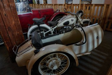 Mesto, Çek Cumhuriyeti - 16 Nisan 2022 - İlkbaharın başında KovoZoo bölgesinde tarihi araba ve motosikletlerin yer aldığı uzun vadeli bir sergi                                