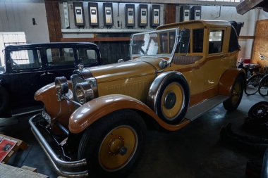 Mesto, Çek Cumhuriyeti - 16 Nisan 2022 - İlkbaharın başında KovoZoo bölgesinde tarihi araba ve motosikletlerin yer aldığı uzun vadeli bir sergi                                