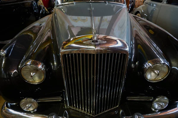 Mesto, Çek Cumhuriyeti - 16 Nisan 2022 - İlkbaharın başında KovoZoo bölgesinde tarihi araba ve motosikletlerin yer aldığı uzun vadeli bir sergi                                