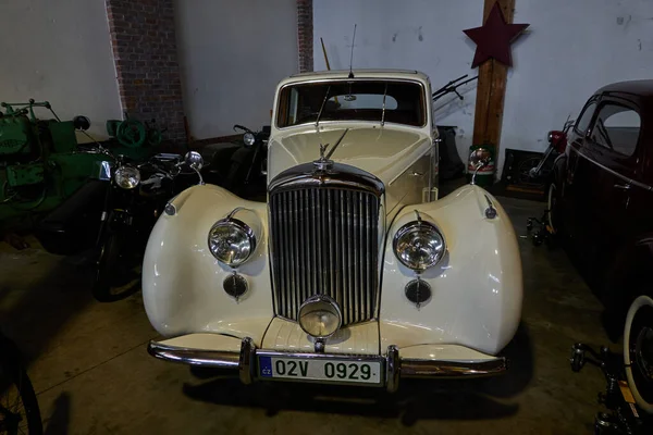 Mesto, Çek Cumhuriyeti - 16 Nisan 2022 - İlkbaharın başında KovoZoo bölgesinde tarihi araba ve motosikletlerin yer aldığı uzun vadeli bir sergi                                