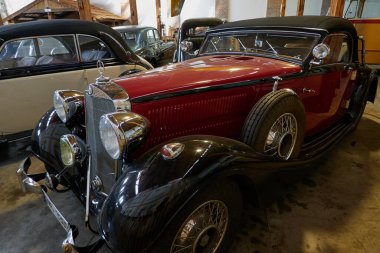   Mesto, Çek Cumhuriyeti - 16 Nisan 2022 - İlkbaharın başında KovoZoo bölgesinde tarihi araba ve motosikletlerin yer aldığı uzun vadeli bir sergi                              