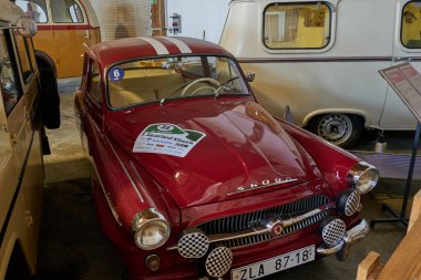 Mesto, Çek Cumhuriyeti - 16 Nisan 2022 - İlkbaharın başında KovoZoo bölgesinde tarihi araba ve motosikletlerin yer aldığı uzun vadeli bir sergi                                