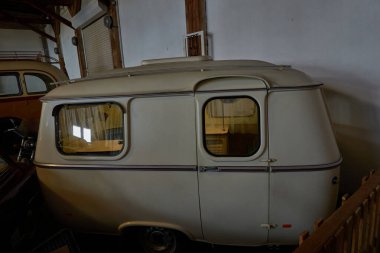 Mesto, Çek Cumhuriyeti - 16 Nisan 2022 - İlkbaharın başında KovoZoo bölgesinde tarihi araba ve motosikletlerin yer aldığı uzun vadeli bir sergi                                