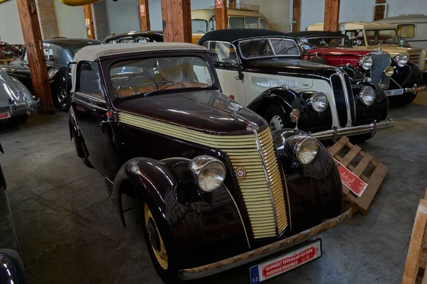 Mesto, Çek Cumhuriyeti - 16 Nisan 2022 - İlkbaharın başında KovoZoo bölgesinde tarihi araba ve motosikletlerin yer aldığı uzun vadeli bir sergi                                