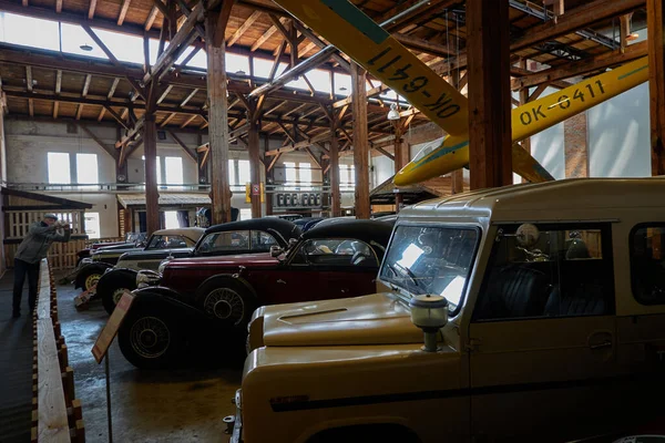 Mesto, Çek Cumhuriyeti - 16 Nisan 2022 - İlkbaharın başında KovoZoo bölgesinde tarihi araba ve motosikletlerin yer aldığı uzun vadeli bir sergi                                