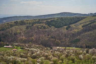 Salas gözcü kulesinden gelen uzak görüntüler daha çok güneydoğu yönünde sunulmaktadır. Velehrad, Uherske Hradiste, Javorina, Beyaz Karpatlar baharın başında                                