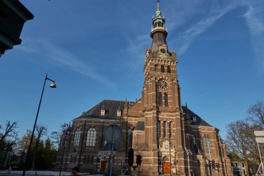 Apeldoorn, Hollanda - 19 Nisan 2022 - Baharın başında Apeldoorn kasabasındaki Grote Kerk                                