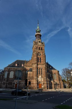  Apeldoorn, Hollanda - 19 Nisan 2022 - Baharın başında Apeldoorn kasabasındaki Grote Kerk                               
