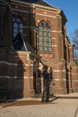 Apeldoorn, Hollanda - 19 Nisan 2022 - Baharın başında Apeldoorn kasabasındaki Grote Kerk                                