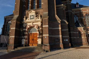 Apeldoorn, Hollanda - 19 Nisan 2022 - Baharın başında Apeldoorn kasabasındaki Grote Kerk                                