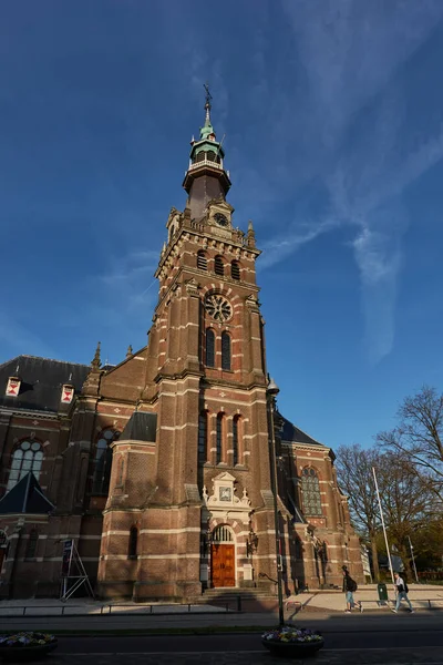 Apeldoorn, Hollanda - 19 Nisan 2022 - Baharın başında Apeldoorn kasabasındaki Grote Kerk                                