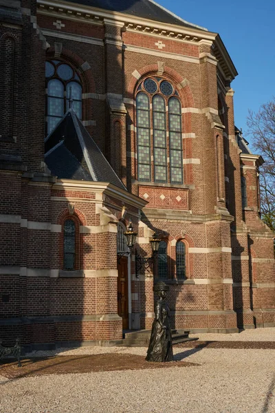 Apeldoorn, Hollanda - 19 Nisan 2022 - Baharın başında Apeldoorn kasabasındaki Grote Kerk                                