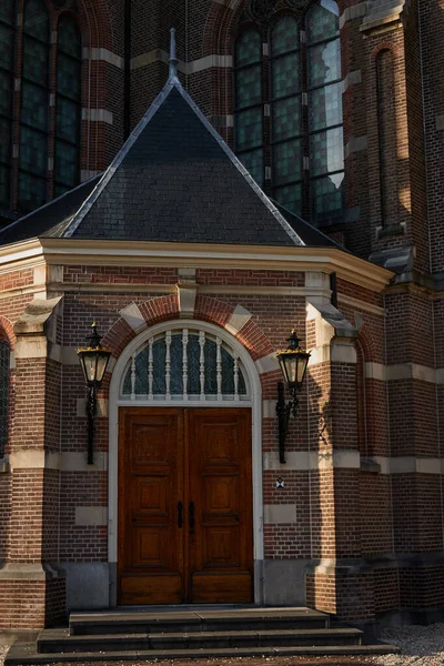 Apeldoorn, Hollanda - 19 Nisan 2022 - Baharın başında Apeldoorn kasabasındaki Grote Kerk                                