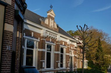 Apeldoorn, Hollanda - 19 Nisan 2022 - İlkbaharın başında şehrin merkezini kapatan bir sokak                                