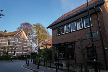 Apeldoorn, Hollanda - 19 Nisan 2022 - İlkbaharın başında şehrin merkezini kapatan bir sokak                                