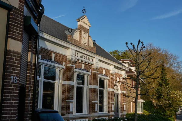 Apeldoorn, Hollanda - 19 Nisan 2022 - İlkbaharın başında şehrin merkezini kapatan bir sokak                                