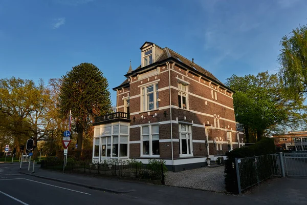 Apeldoorn, Hollanda - 19 Nisan 2022 - İlkbaharın başında şehrin merkezini kapatan bir sokak                                