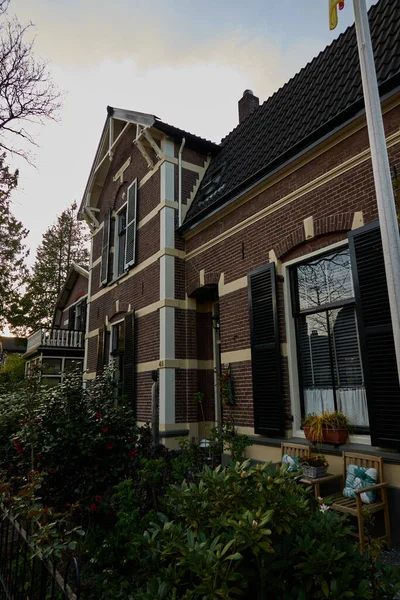 Apeldoorn, Hollanda - 19 Nisan 2022 - İlkbaharın başında şehrin merkezini kapatan bir sokak                                