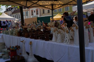 Beroun, Çek Cumhuriyeti - 8 Mayıs 2022 - Beroun 'daki ünlü yıllık çömlekçilik pazarında seramik satışları                               