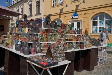  Beroun, Çek Cumhuriyeti - 8 Mayıs 2022 - Beroun 'daki ünlü yıllık çömlekçilik pazarında seramik satışları                              