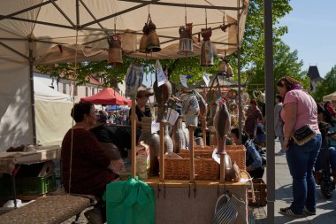 Beroun, Çek Cumhuriyeti - 8 Mayıs 2022 - Beroun 'daki ünlü yıllık çömlekçilik pazarında seramik satışları                               