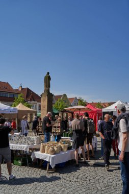 Beroun, Çek Cumhuriyeti - 8 Mayıs 2022 - Beroun 'daki ünlü yıllık çömlekçilik pazarında seramik satışları                               