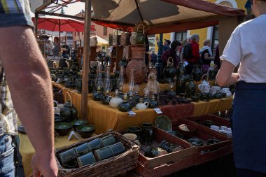  Beroun, Çek Cumhuriyeti - 8 Mayıs 2022 - Beroun 'daki ünlü yıllık çömlekçilik pazarında seramik satışları                              