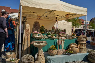 Beroun, Çek Cumhuriyeti - 8 Mayıs 2022 - Beroun 'daki ünlü yıllık çömlekçilik pazarında seramik satışları                               