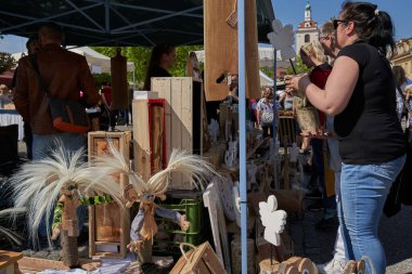 Beroun, Çek Cumhuriyeti - 8 Mayıs 2022 - Beroun 'daki ünlü yıllık çömlekçilik pazarında seramik satışları                               