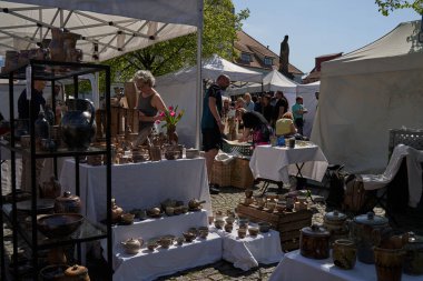 Beroun, Çek Cumhuriyeti - 8 Mayıs 2022 - Beroun 'daki ünlü yıllık çömlekçilik pazarında seramik satışları                               