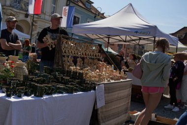 Beroun, Çek Cumhuriyeti - 8 Mayıs 2022 - Beroun 'daki ünlü yıllık çömlekçilik pazarında seramik satışları                               