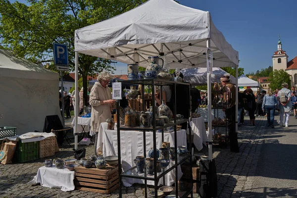   Beroun, Çek Cumhuriyeti - 8 Mayıs 2022 - Beroun 'daki ünlü yıllık çömlekçilik pazarında seramik satışları                             