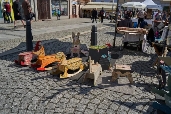 Beroun, Çek Cumhuriyeti - 8 Mayıs 2022 - Beroun 'daki ünlü yıllık çömlekçilik pazarında seramik satışları                               