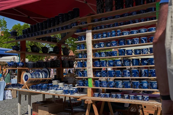 Beroun, Çek Cumhuriyeti - 8 Mayıs 2022 - Beroun 'daki ünlü yıllık çömlekçilik pazarında seramik satışları                               