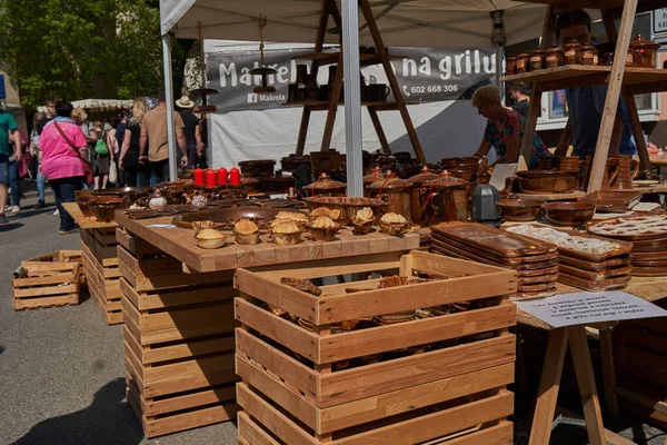 Beroun, Çek Cumhuriyeti - 8 Mayıs 2022 - Beroun 'daki ünlü yıllık çömlekçilik pazarında seramik satışları                               