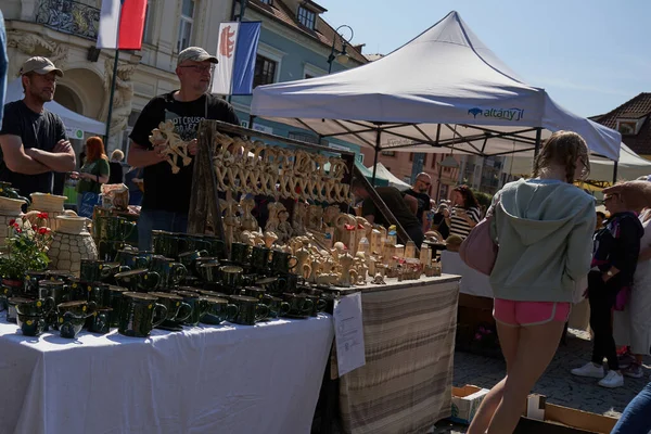 Beroun, Çek Cumhuriyeti - 8 Mayıs 2022 - Beroun 'daki ünlü yıllık çömlekçilik pazarında seramik satışları                               