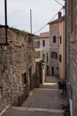 Sibenik, Hırvatistan - 26 Mayıs 2022 - Sibenik şehrinin dar eski sokak ve avlusu, ortaçağ bölgesi                               