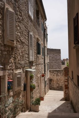 Sibenik, Hırvatistan - 26 Mayıs 2022 - Sibenik şehrinin dar eski sokak ve avlusu, ortaçağ bölgesi                               