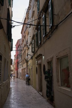 Sibenik, Hırvatistan - 26 Mayıs 2022 - Sibenik şehrinin dar eski sokak ve avlusu, ortaçağ bölgesi                               