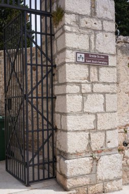 Sibenik, Hırvatistan - 26 Mayıs 2022 - Güneşli bir bahar öğleden sonrasında Saint Ana Mezarlığı                               