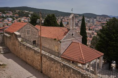 Sibenik, Hırvatistan - 26 Mayıs 2022 - Güneşli bir bahar öğleden sonrasında Saint Ana Mezarlığı                               