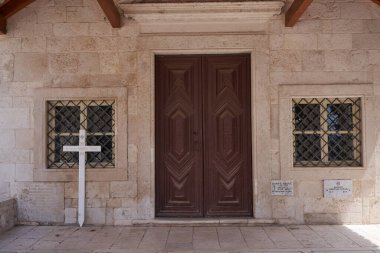 Sibenik, Hırvatistan - 26 Mayıs 2022 - Güneşli bir bahar öğleden sonrasında Saint Ana Mezarlığı                               