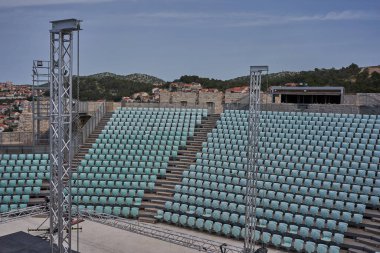 Sibenik, Hırvatistan - 26 Mayıs 2022 - Açık hava etkinlikleri için Arena. St. Michael Kalesi 'ndeki konforlu açık mavi sandalyeler.                               