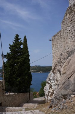  Sibenik, Hırvatistan - 26 Mayıs 2022 - Güneşli bir bahar öğleden sonrasında St. Michael 's Kalesi                              