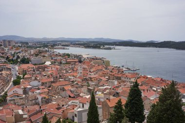 Sibenik, Hırvatistan - 26 Mayıs 2022 - Güneşli bir bahar öğleden sonrasında St. Michael 's Kalesi' nden Sibenik kasabasının manzarası                               